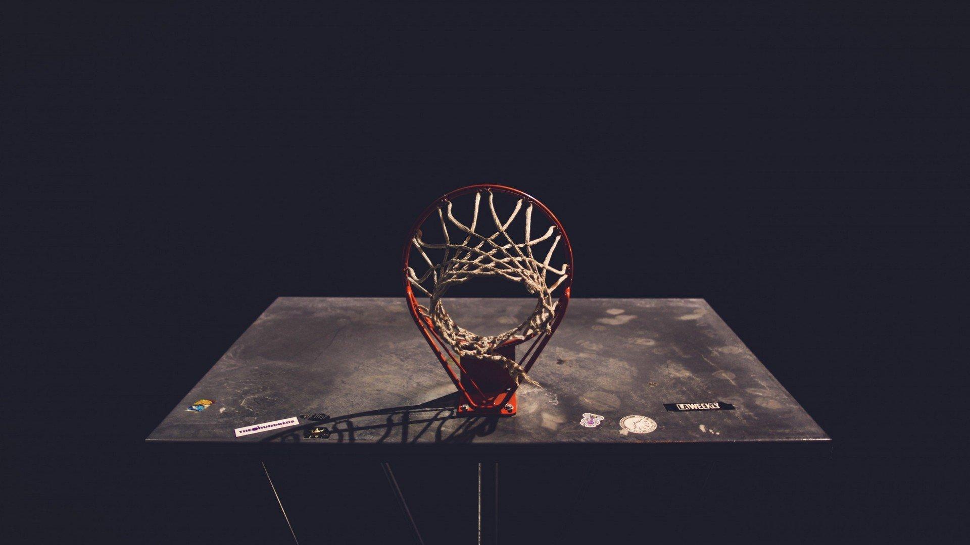 里尔门将泽尔惨遭登贝莱超远吊射，呆坐球门内茫然失措成比赛缩影