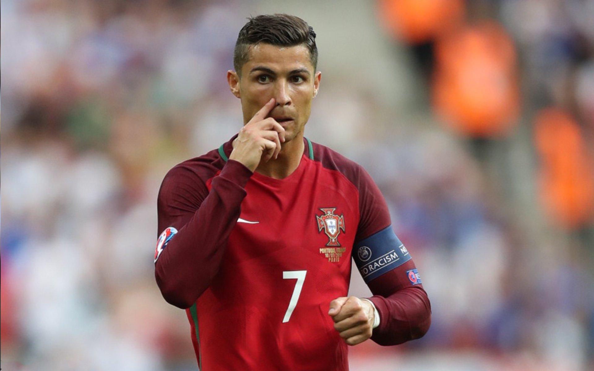 里尔门将泽尔惨遭登贝莱超远吊射，呆坐球门内茫然失措成比赛缩影